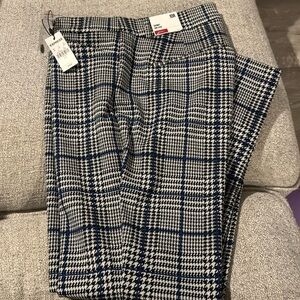 Express NWTs Skinny Mid Rise Capris